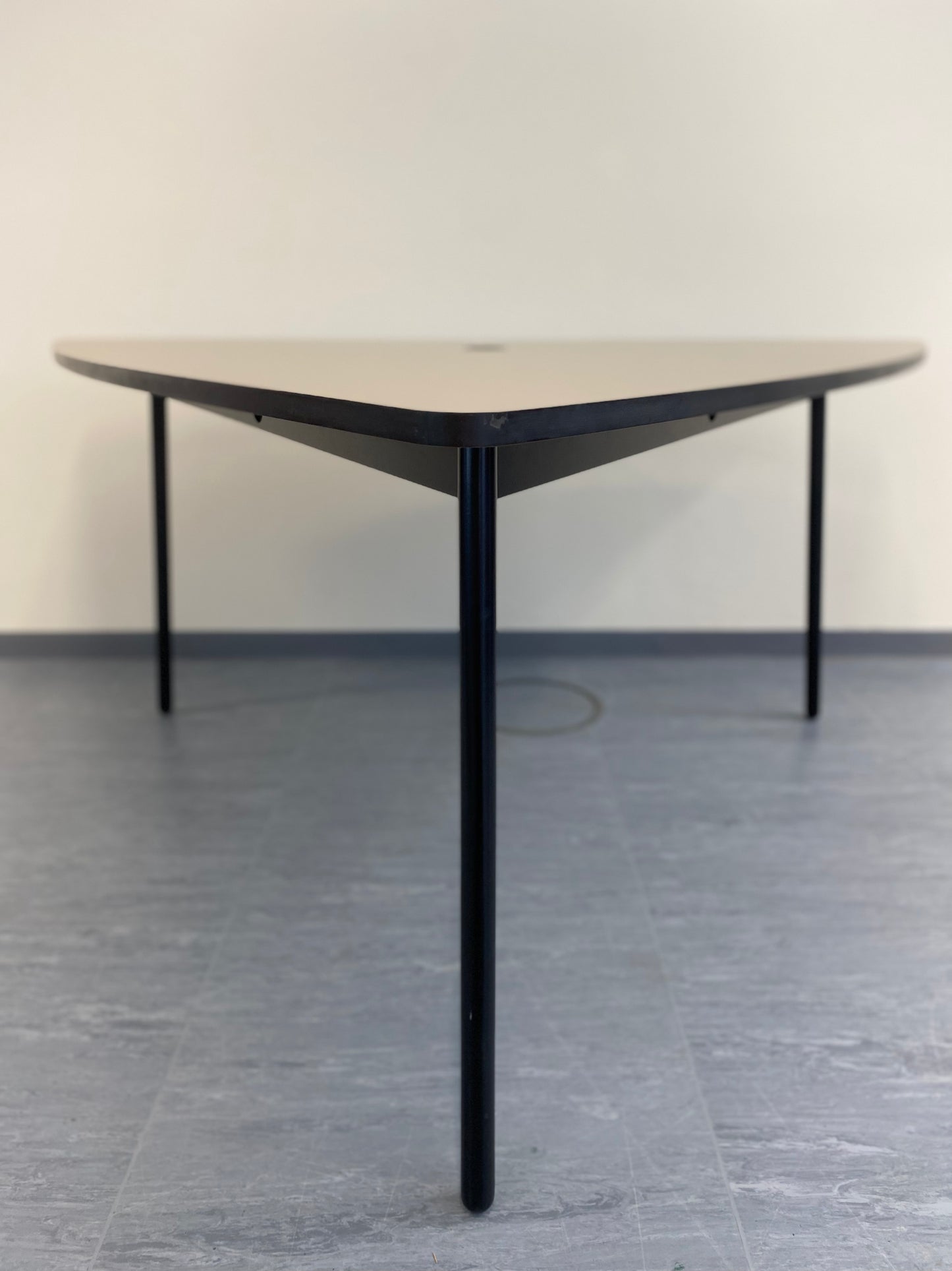 Dreieckiger Konferenztisch / Besprechungstisch mit Kabeldurchlass (Linoleum)