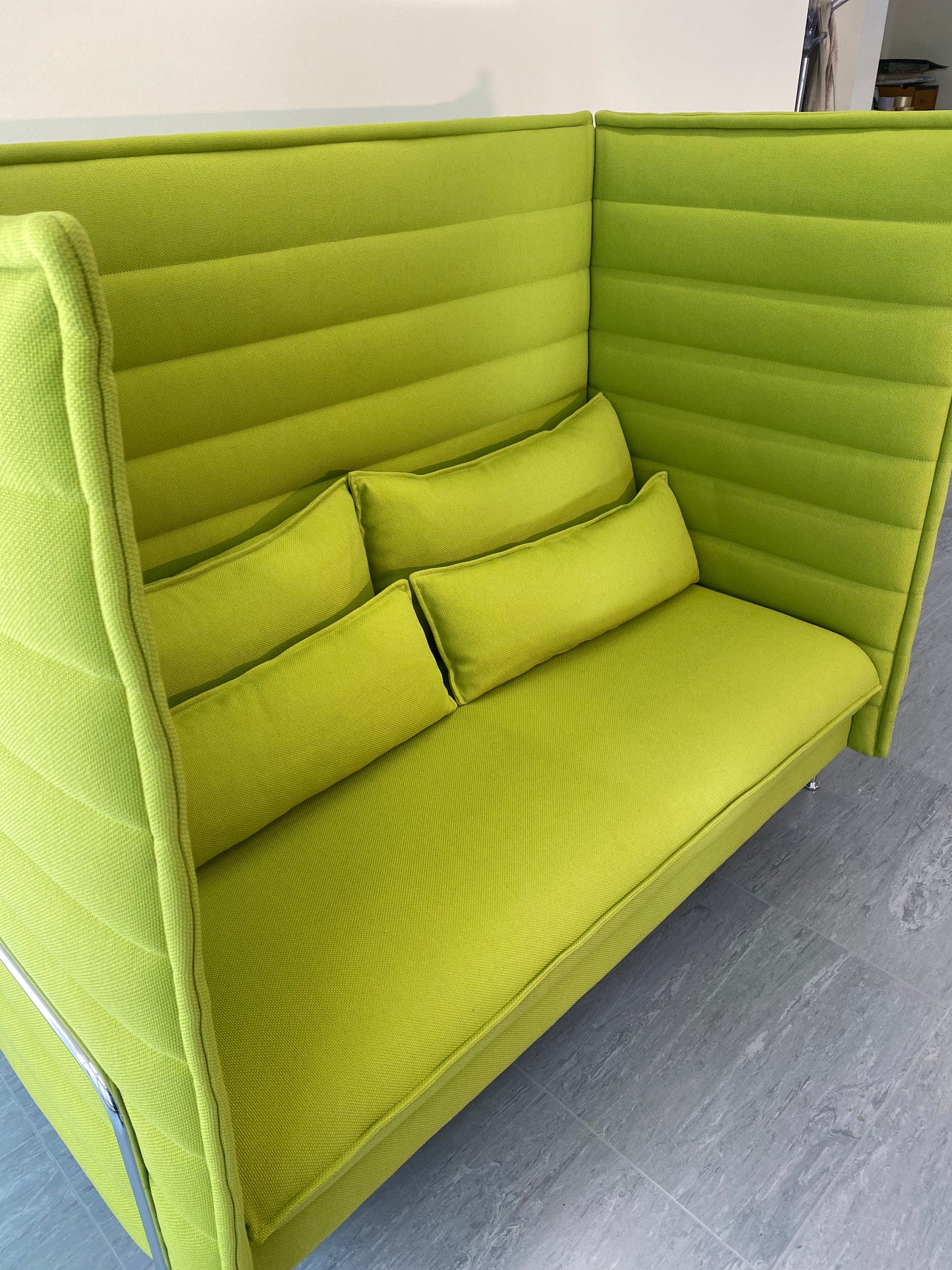 Vitra Alcove Highback 2-Sitzer Sofa in Limettengrün