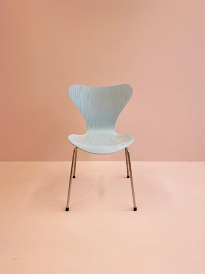 Fritz Hansen Stuhl Serie 7 3107 Iceblue Edition by Arne Jacobsen