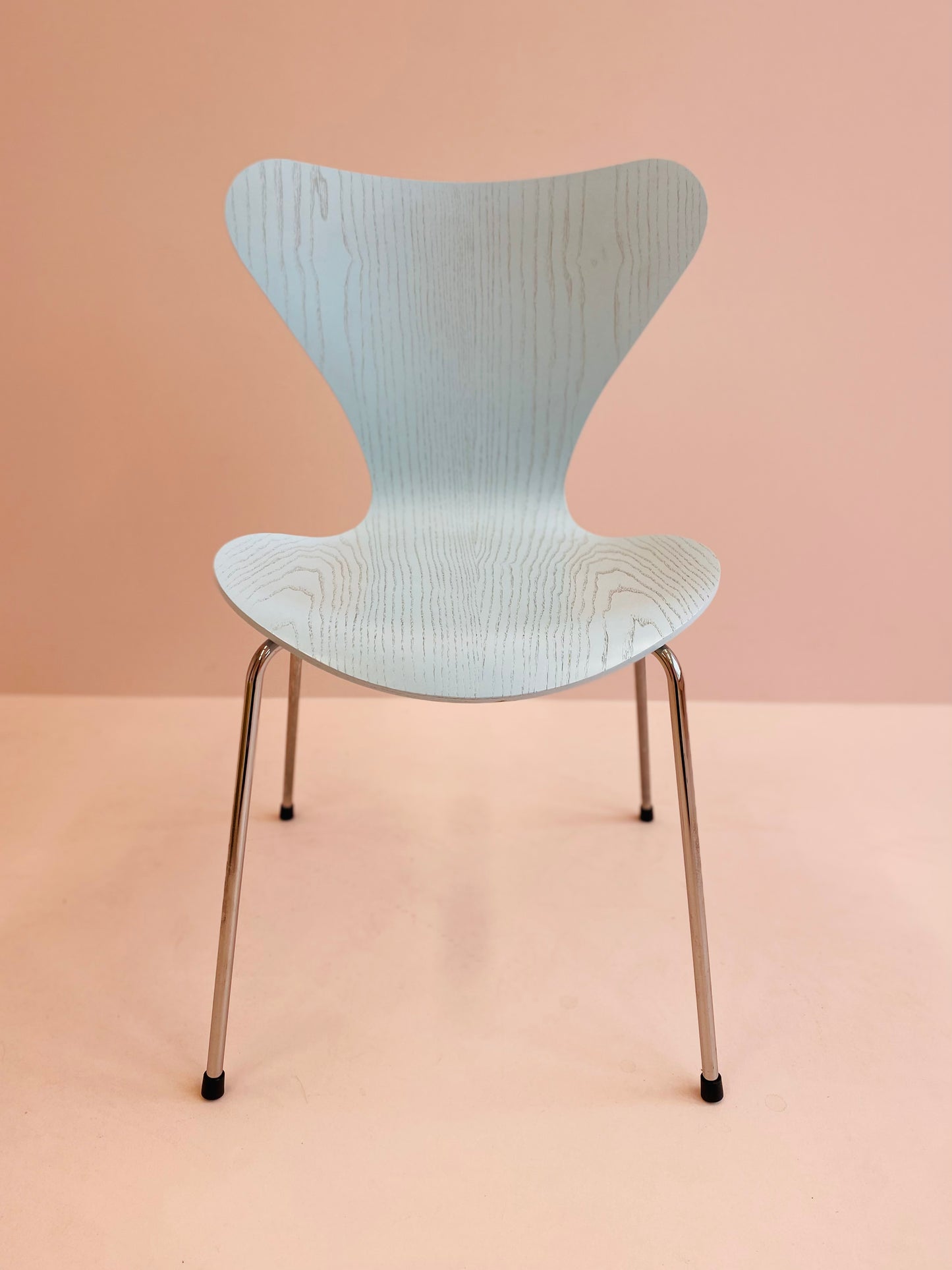 Fritz Hansen Stuhl Serie 7 3107 Iceblue Edition by Arne Jacobsen