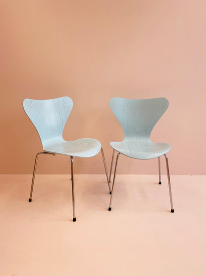 Fritz Hansen Stuhl Serie 7 3107 Iceblue Edition by Arne Jacobsen