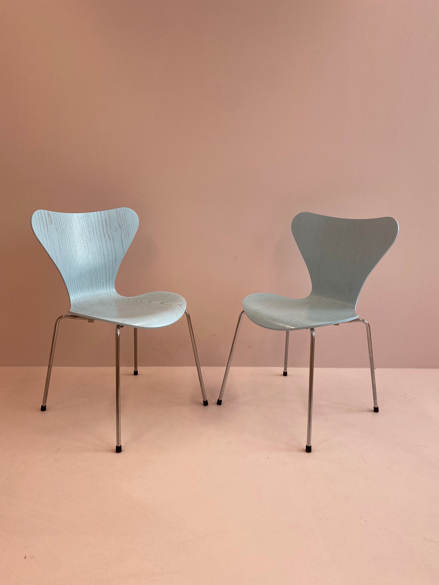 Fritz Hansen Stuhl Serie 7 3107 Iceblue Edition by Arne Jacobsen