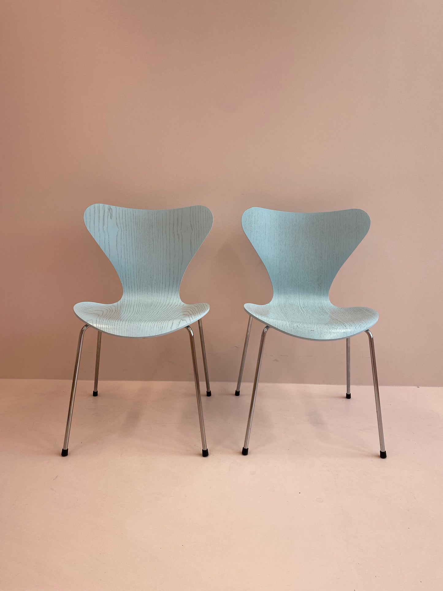 Fritz Hansen Stuhl Serie 7 3107 Iceblue Edition by Arne Jacobsen