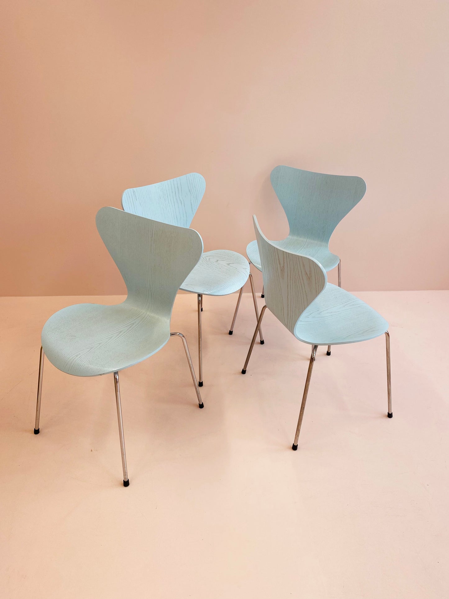 Fritz Hansen Stuhl Serie 7 3107 Iceblue Edition by Arne Jacobsen