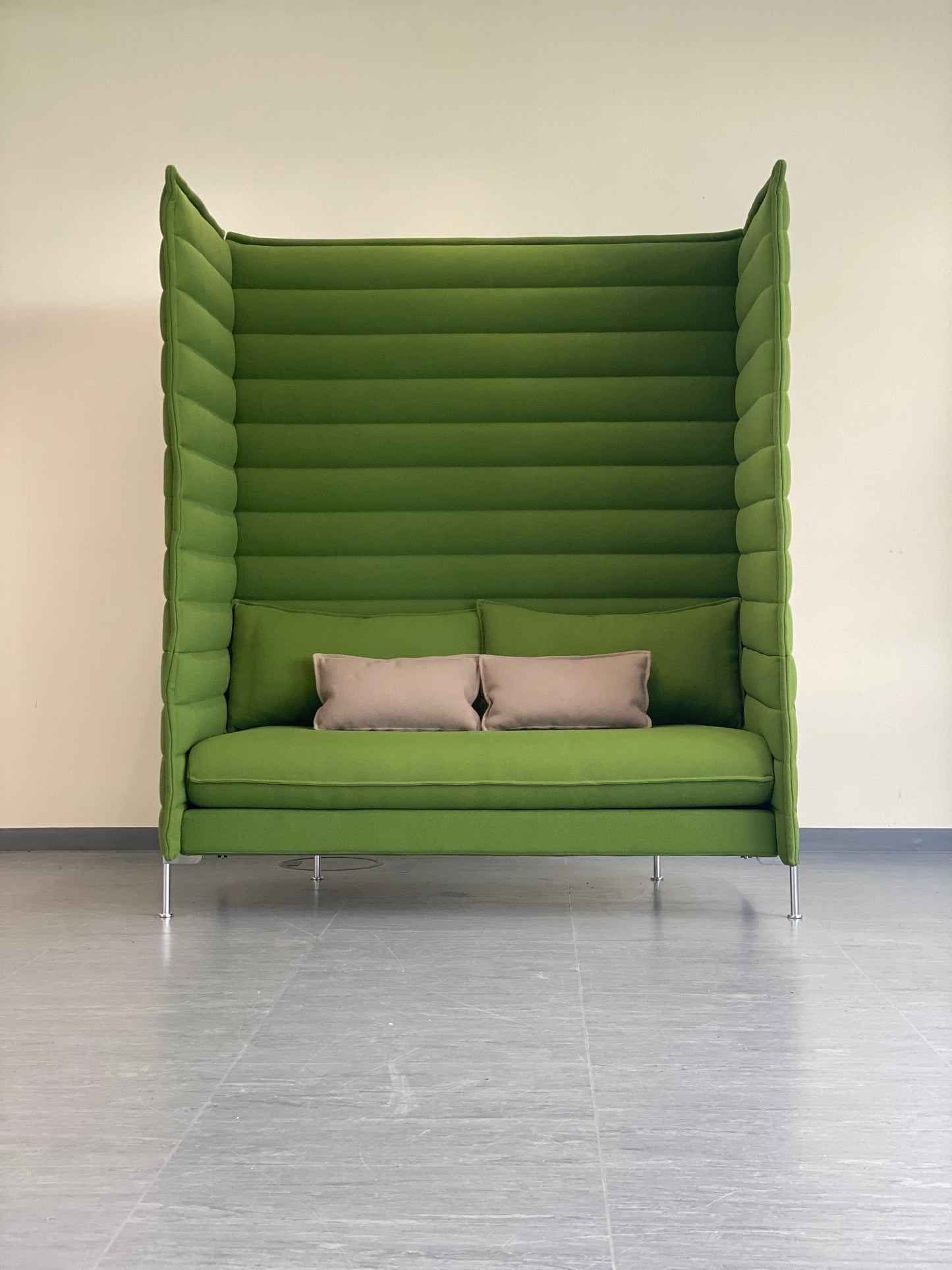 Vitra Alcove Highback Xtrahigh 2-Sitzer Sofa in Grasgrün