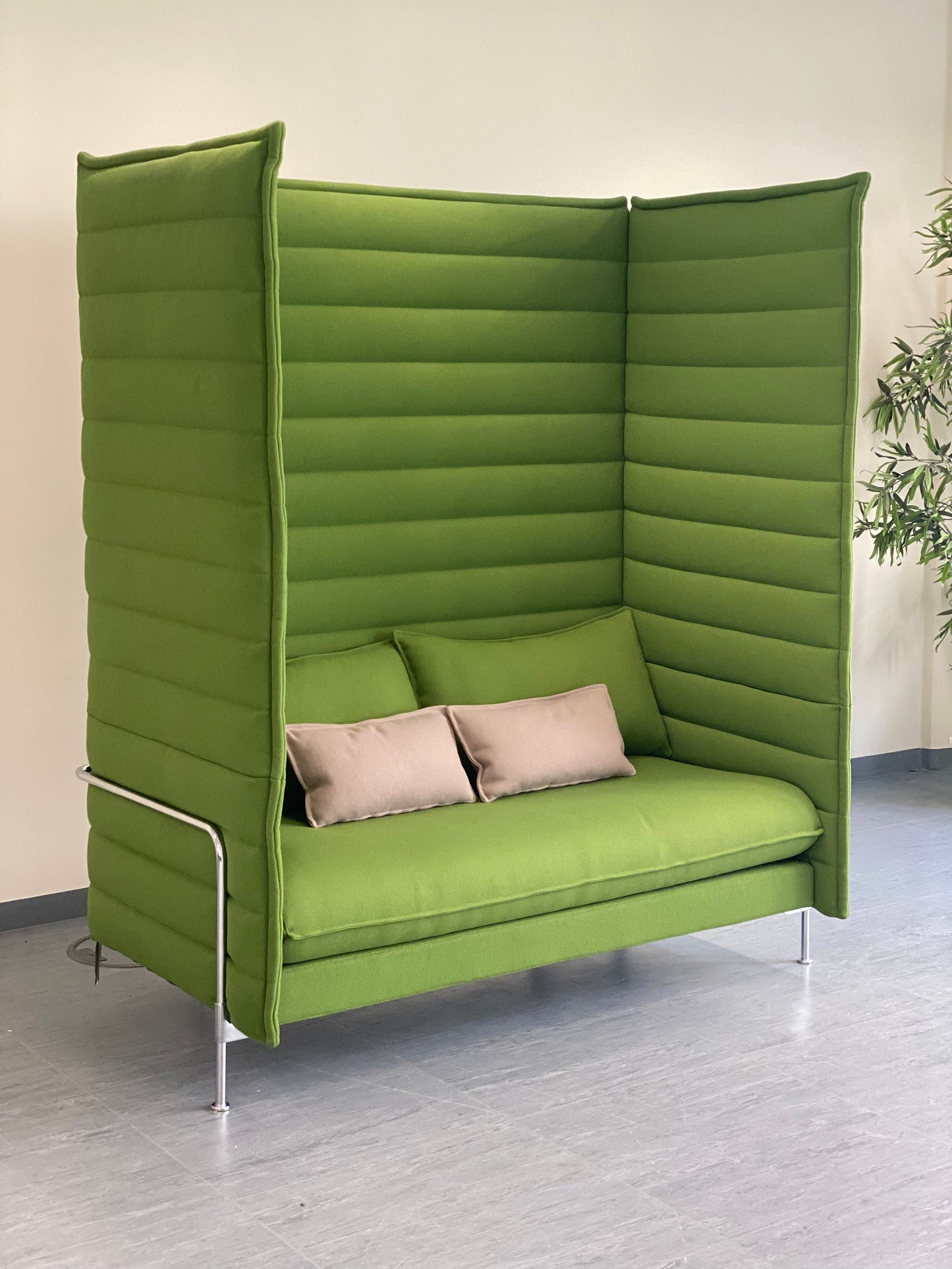 Vitra Alcove Highback Xtrahigh 2-Sitzer Sofa in Grasgrün