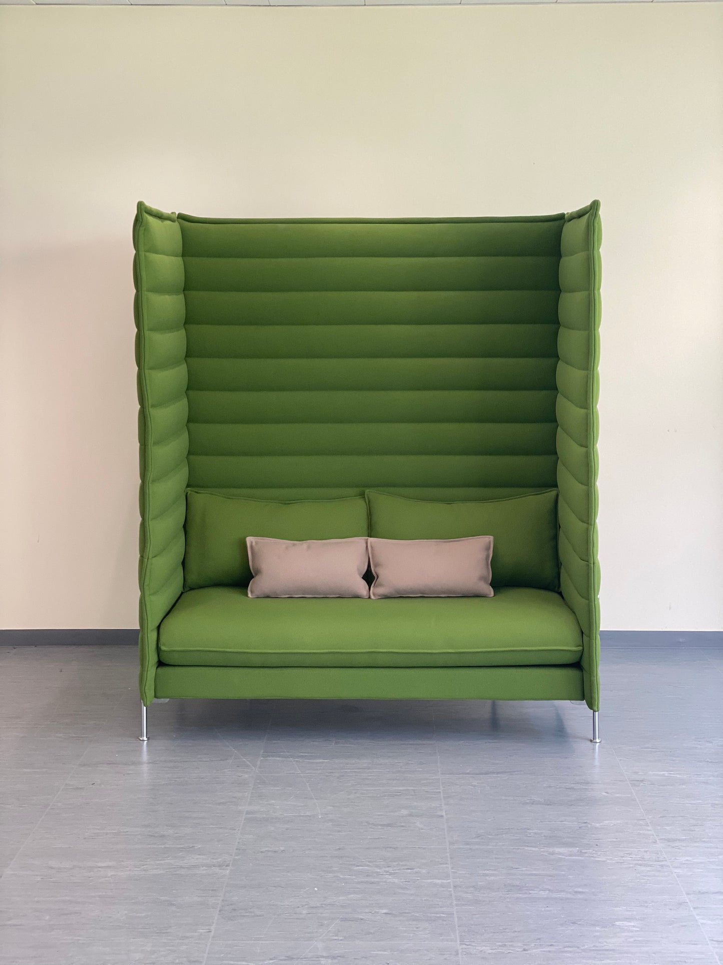 Vitra Alcove Highback Xtrahigh 2-Sitzer Sofa in Grasgrün