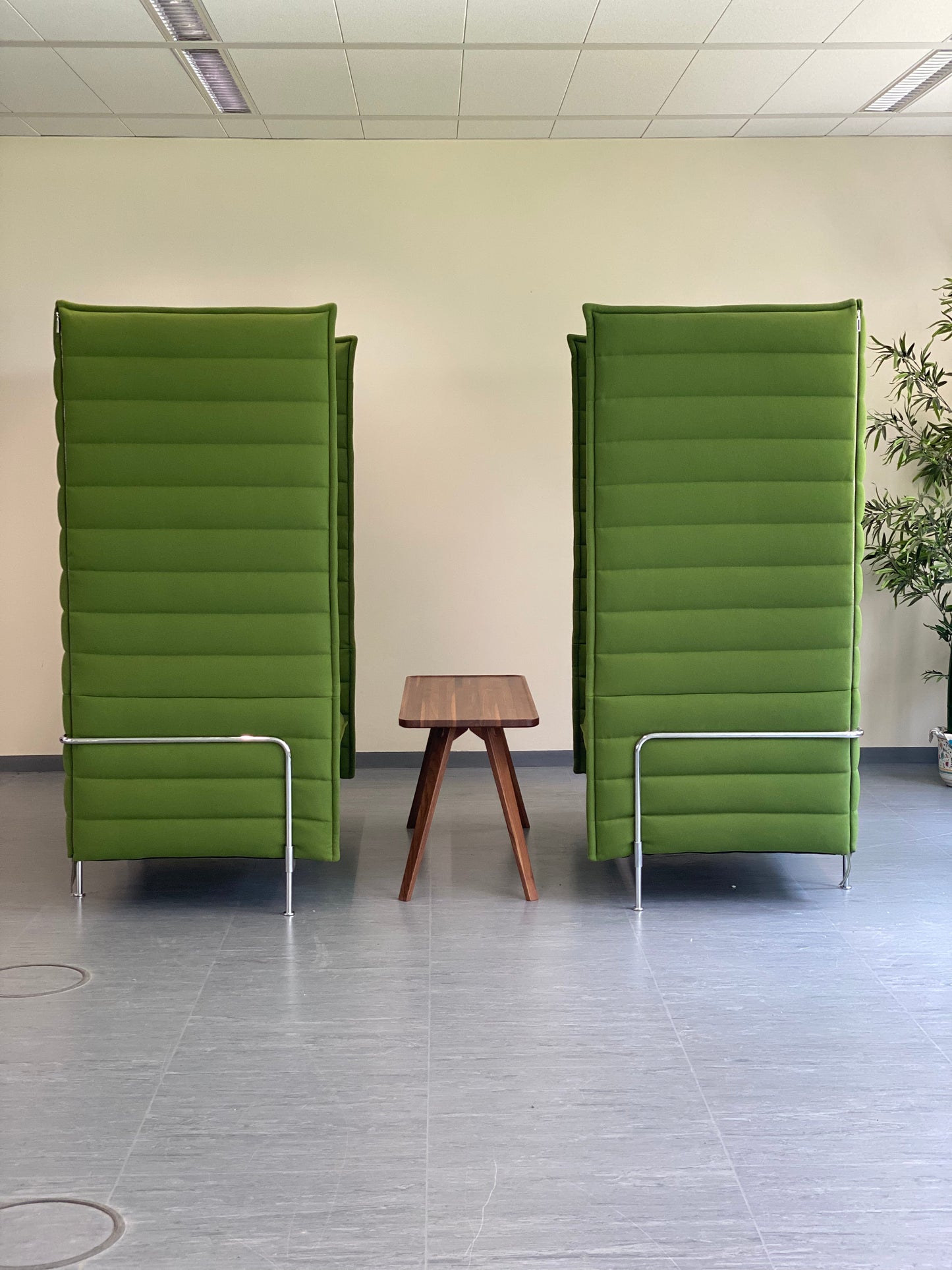 Vitra Alcove Highback Xtrahigh 2-Sitzer Sofa in Grasgrün