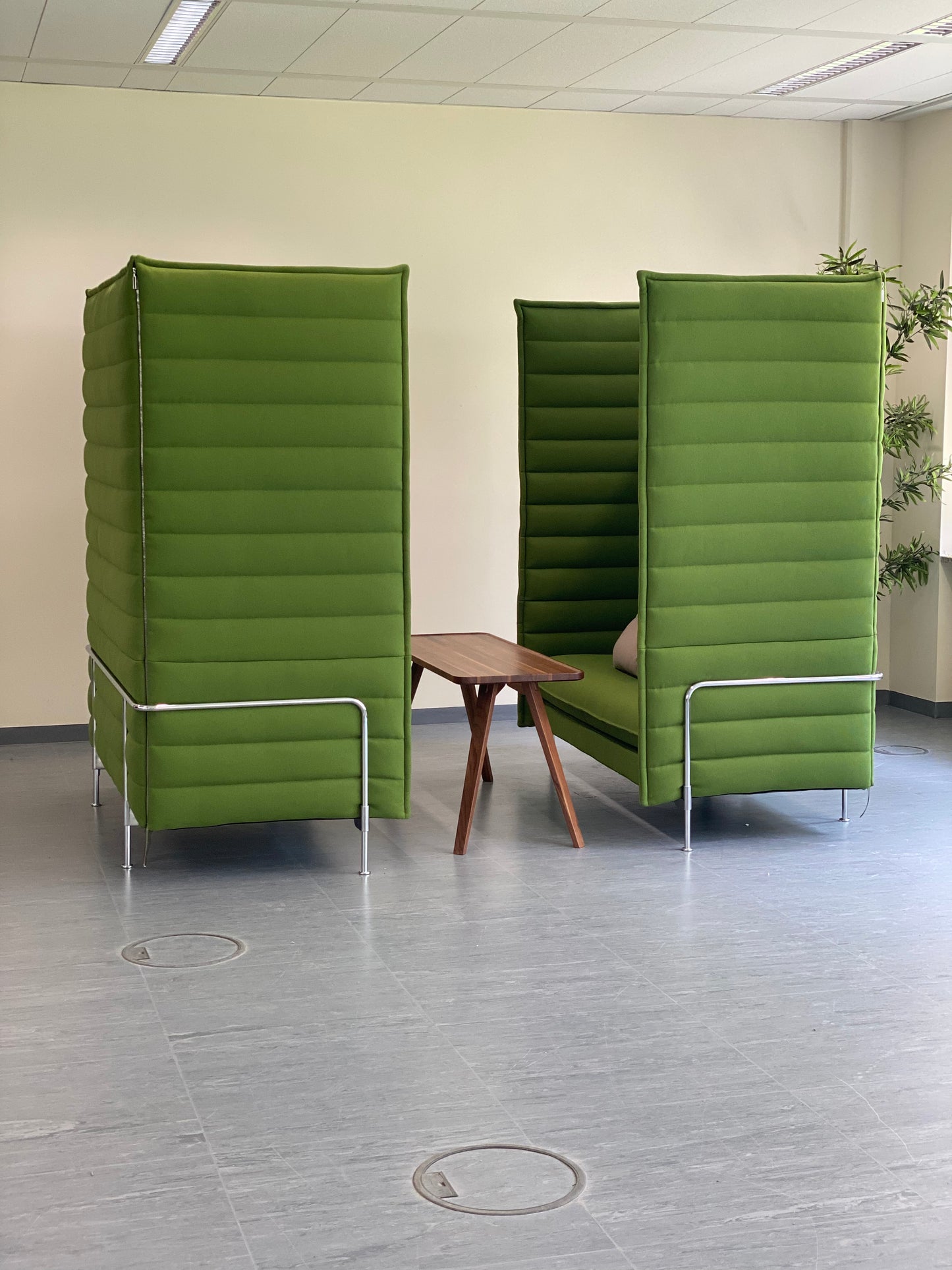 Vitra Alcove Highback Xtrahigh 2-Sitzer Sofa in Grasgrün