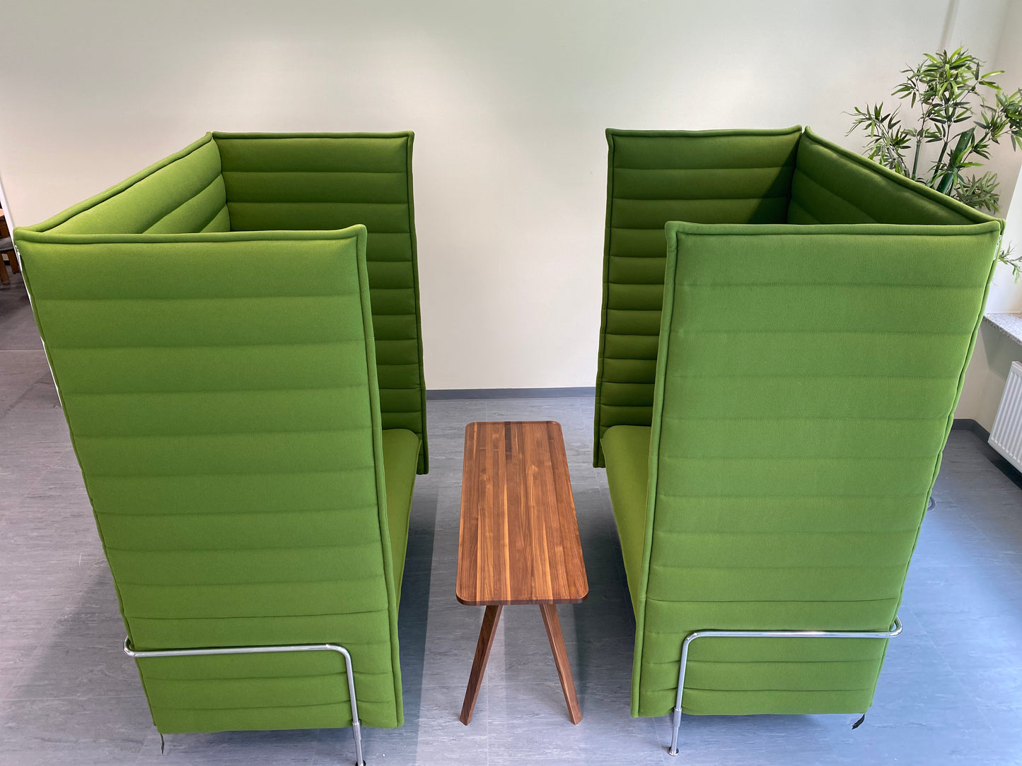 Vitra Alcove Highback Xtrahigh 2-Sitzer Sofa in Grasgrün